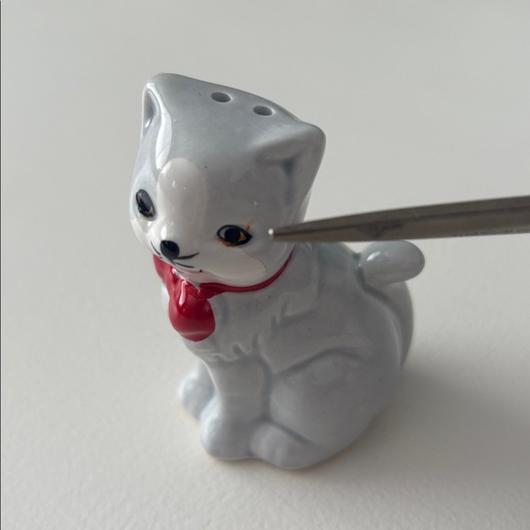 Vintage Mid-Century Ceramic Kitten/Cat Salt & Pepper Shakers, Red Bow Detail - Picture 13 of 16